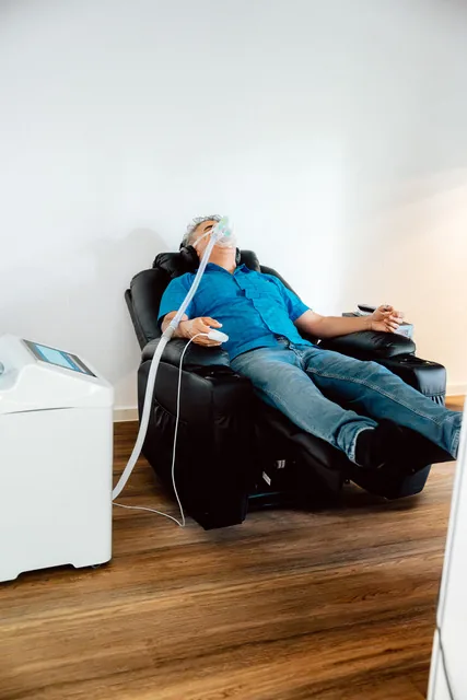 Sauerstofftraining (IHHT): entspannt auf der Liege mit Atemmaske in der Atemlounge Überlingen
